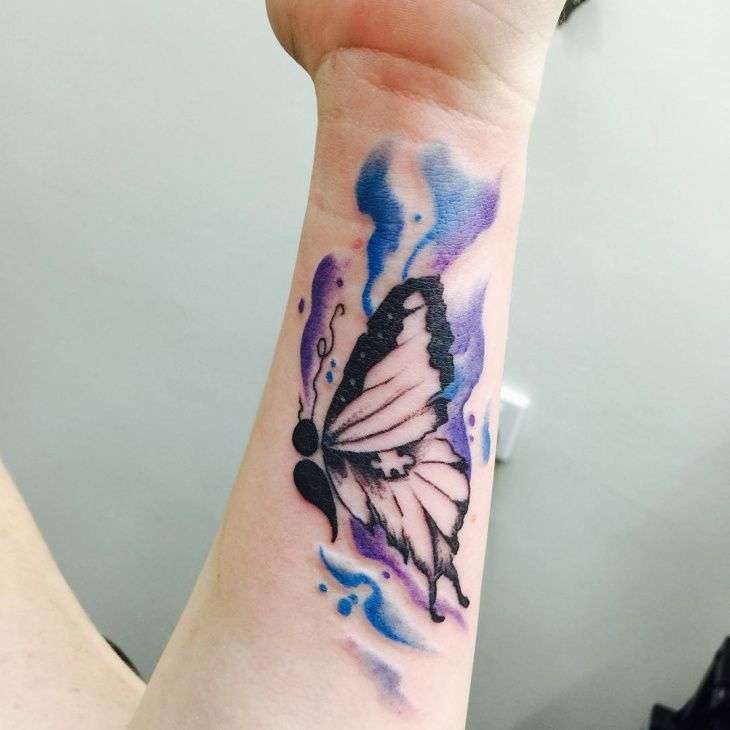 Tatuaje punto y coma mariposa grande