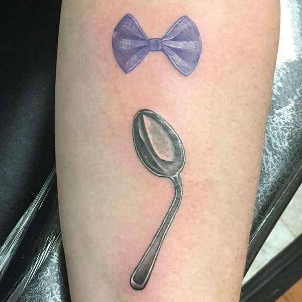 Tatuaje moña y cuchara