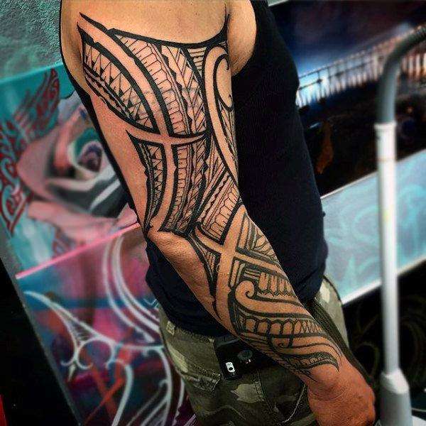 Tatuaje tribal en brazo