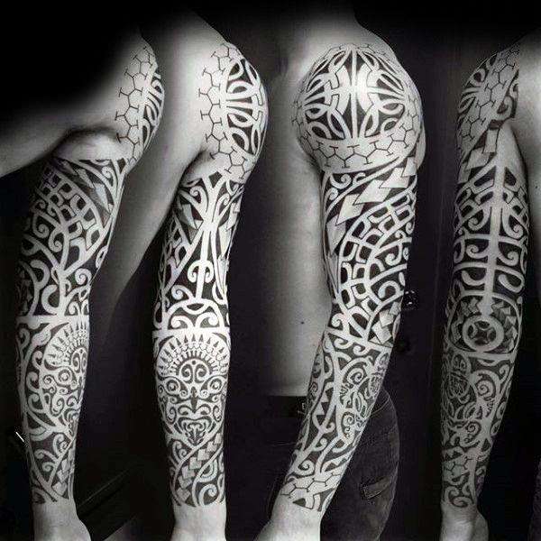 Tatuaje tribal en blanco y negro