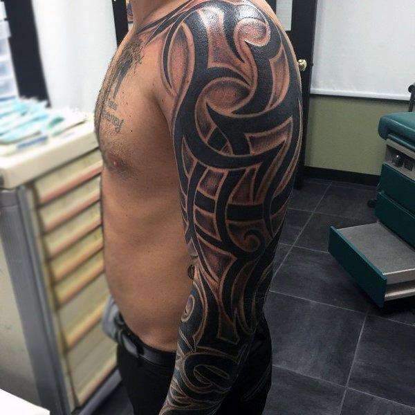 Tatuaje tribal con detalle en rojo
