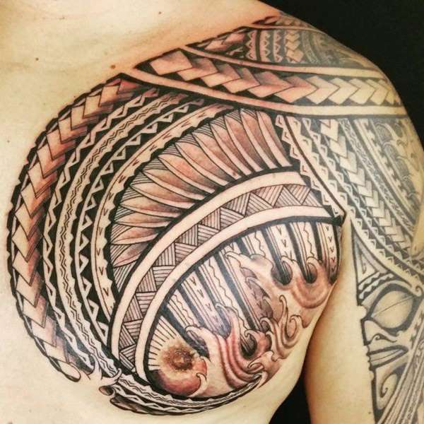 Tatuaje tribal geométrico olas y color