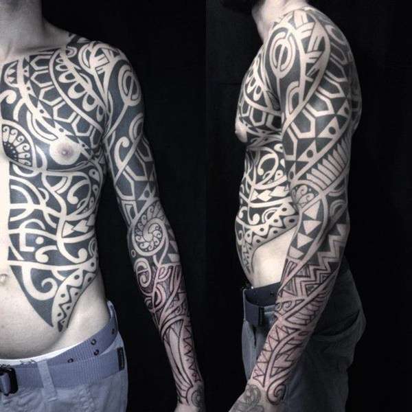 Tatuaje tribal medio torso y brazo