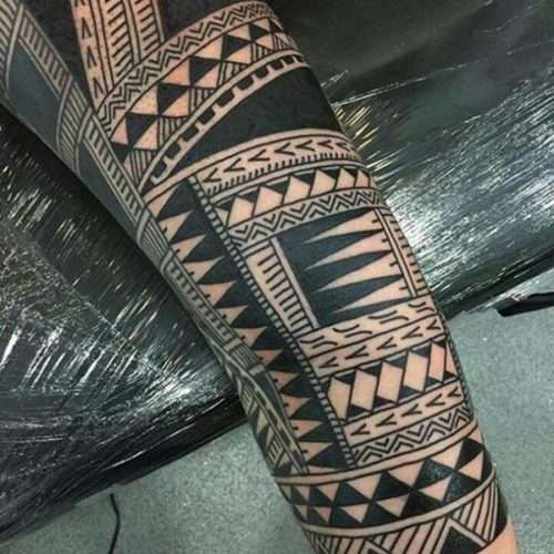 Tatuaje tribal geométrico pierna