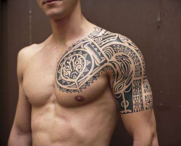 Tatuaje tribal pecho y hombro