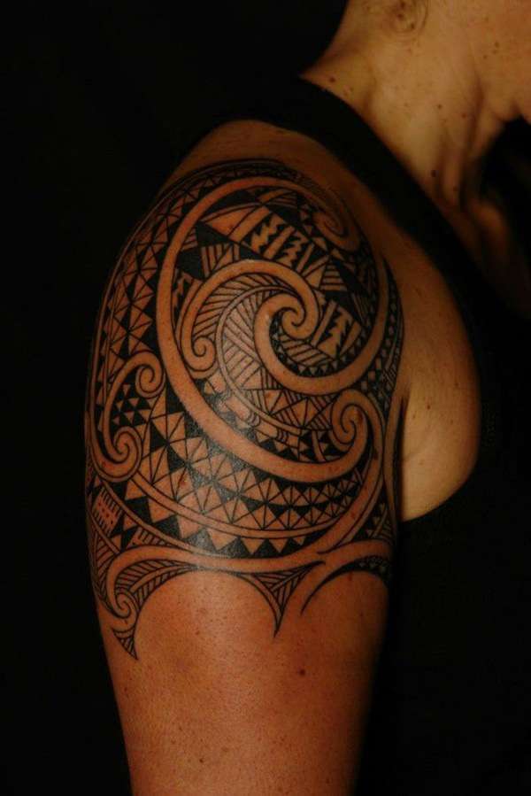 Tatuaje tribal con espiral
