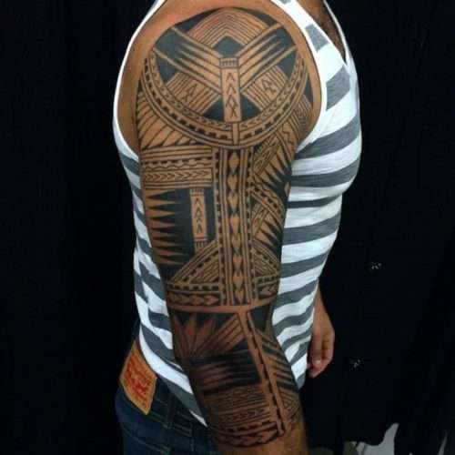 Tatuaje tribal geométrico brazo