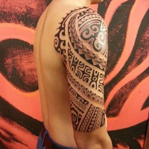Tatuaje tribal geométrico