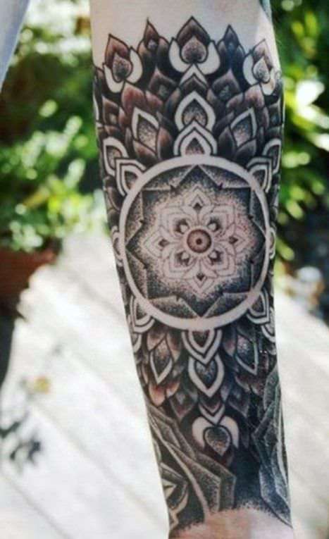 Tatuaje flor con detalles en color