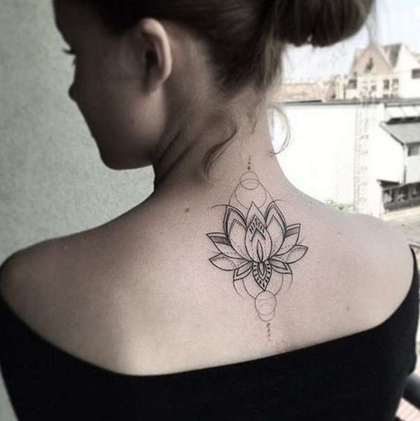 Tatuaje flor blanco y negro en la espalda