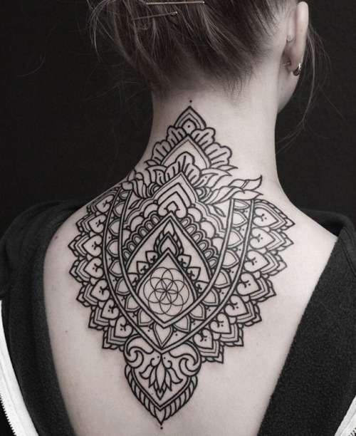 Tatuaje blanco y negro en la espalda