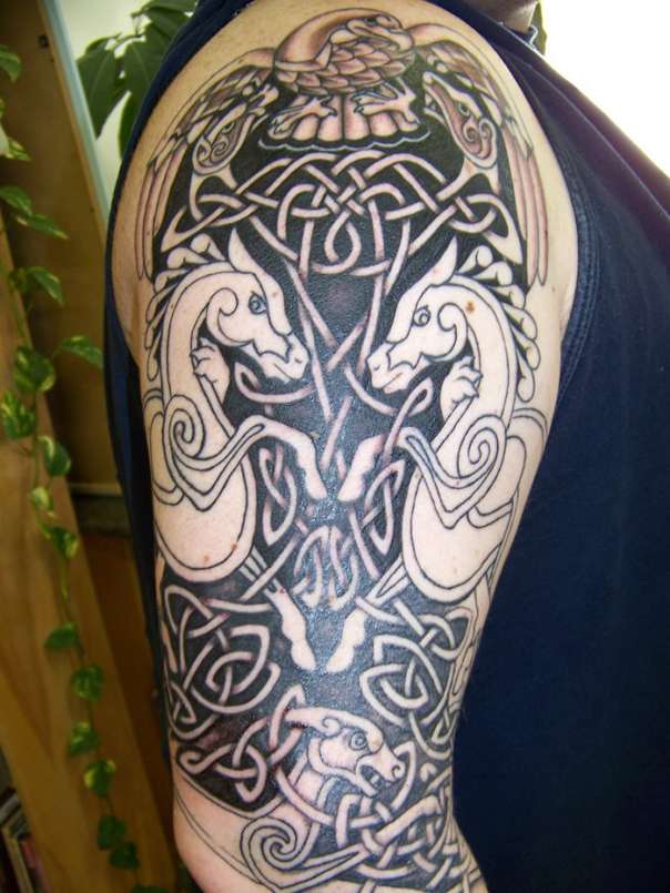 Tatuaje de símbolos celtas