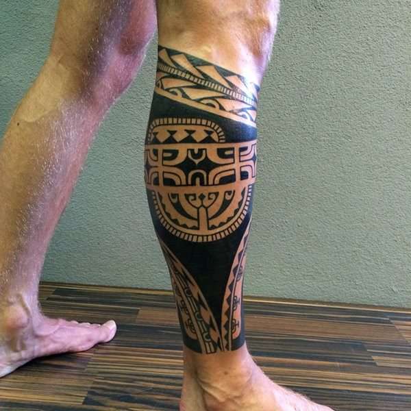 Tatuaje tribal pantorrilla