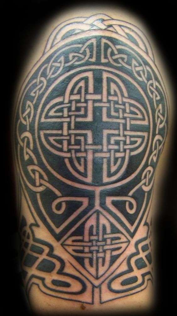 Tatuajes nudos celtas en hombro