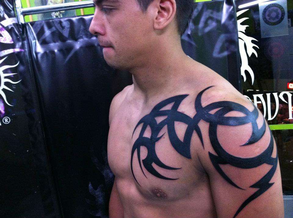Tatuaje tribal líneas gruesas pecho y hombro