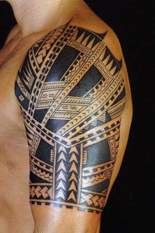 Tatuaje tribal geométrico hombro
