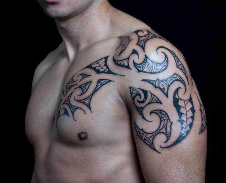 Tatuaje tribal pecho y brazo izquierdo