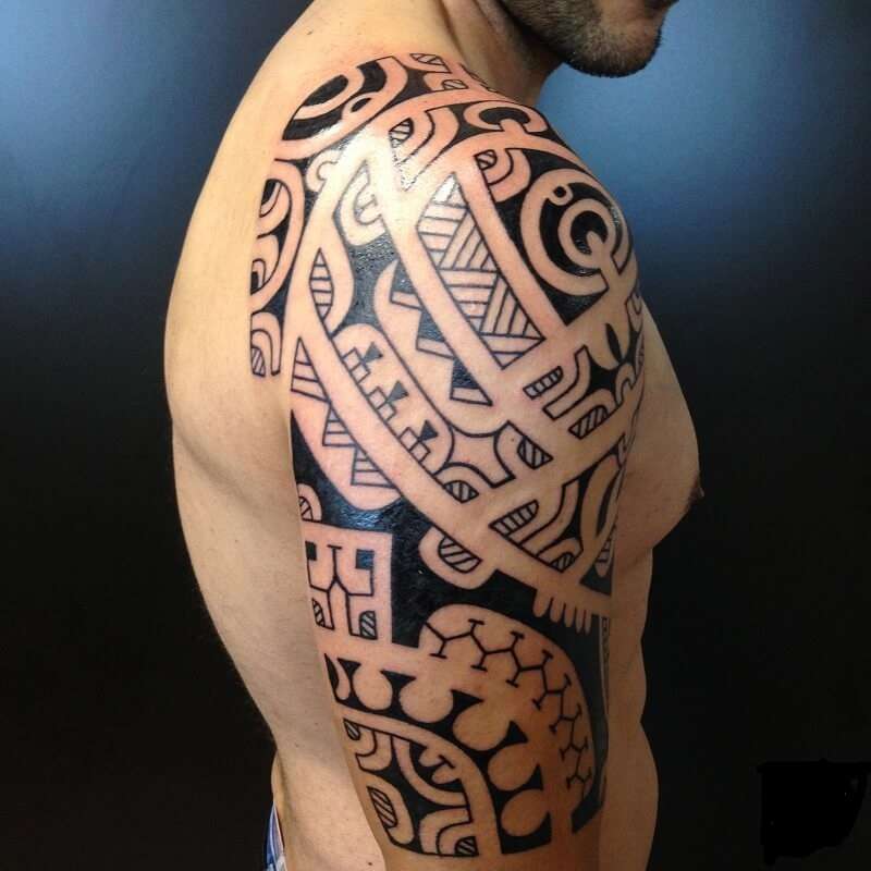 Tatuaje maorí en brazo 2