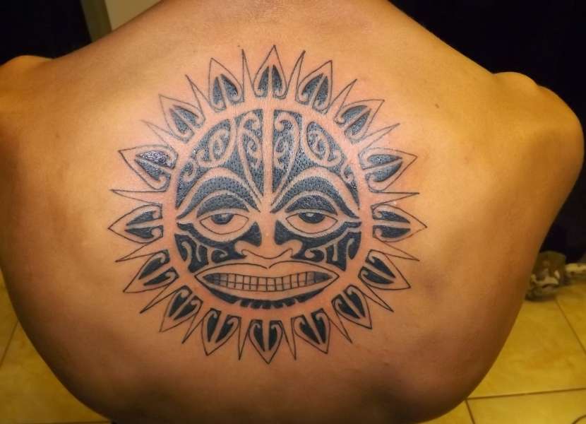 Tatuaje sol maorí en la espalda