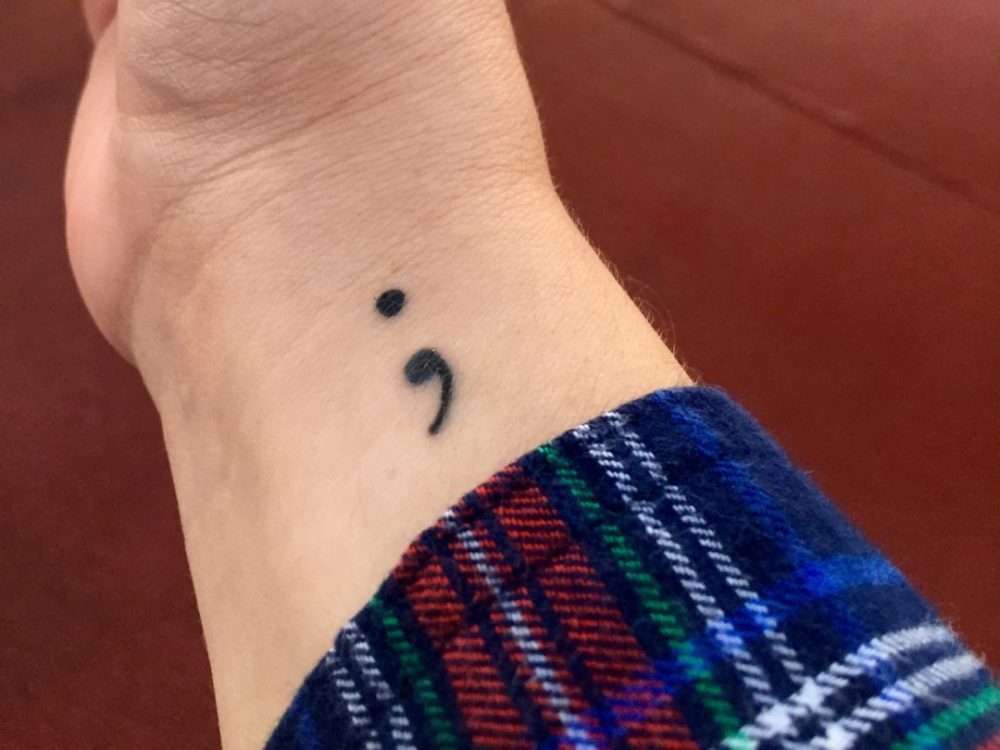 tatuering semikolon på handleden