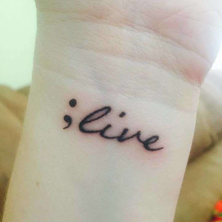 Tatuaje punto y coma Vive