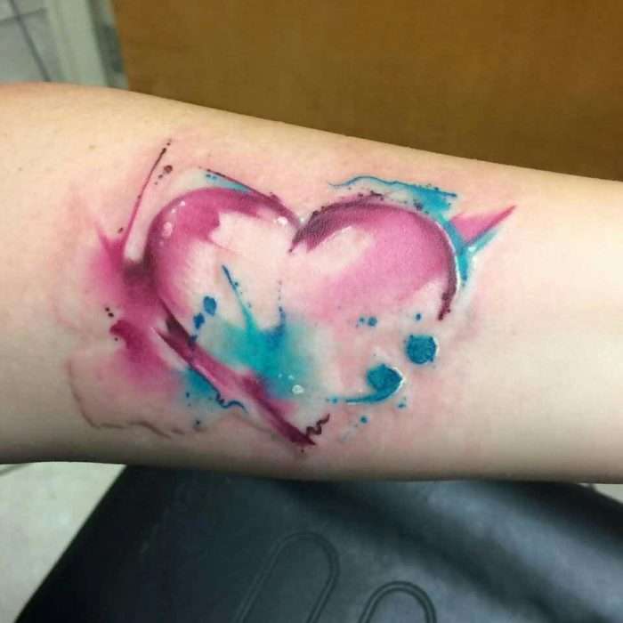 Tatuaje punto y coma acuarela corazón