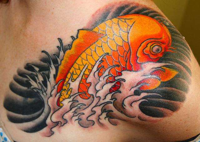 Tatuaje de pez Koi naranja