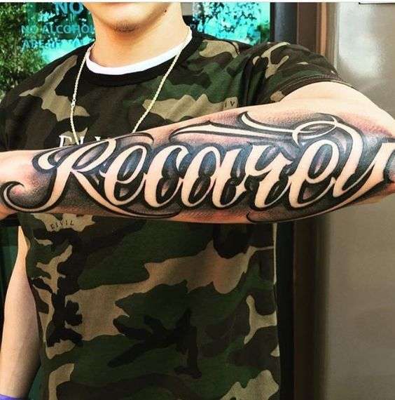 Tatuaje palabra grande en antebrazo