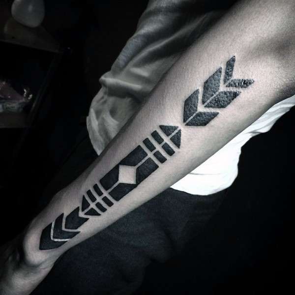 Tatuaje tribal flecha