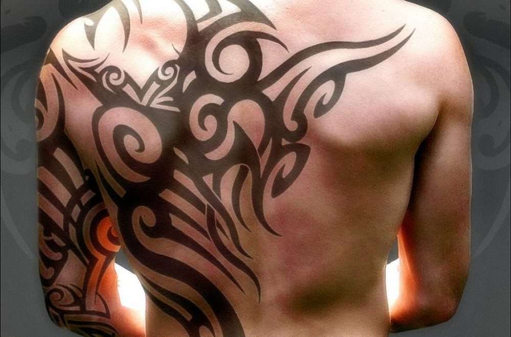 Tatuaje tribal media espalda.