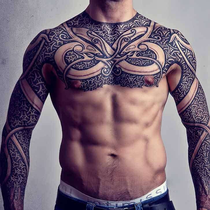 Tatuaje tribal pecho y mangas