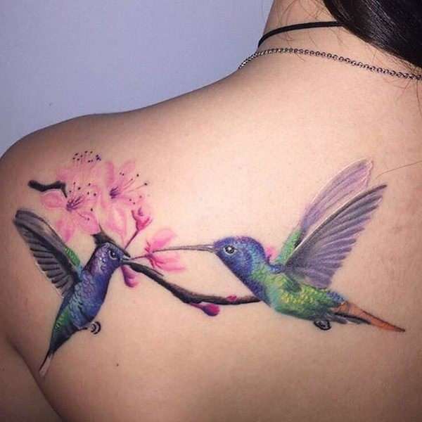 Tatuaje de flor de cerezo y colibríes
