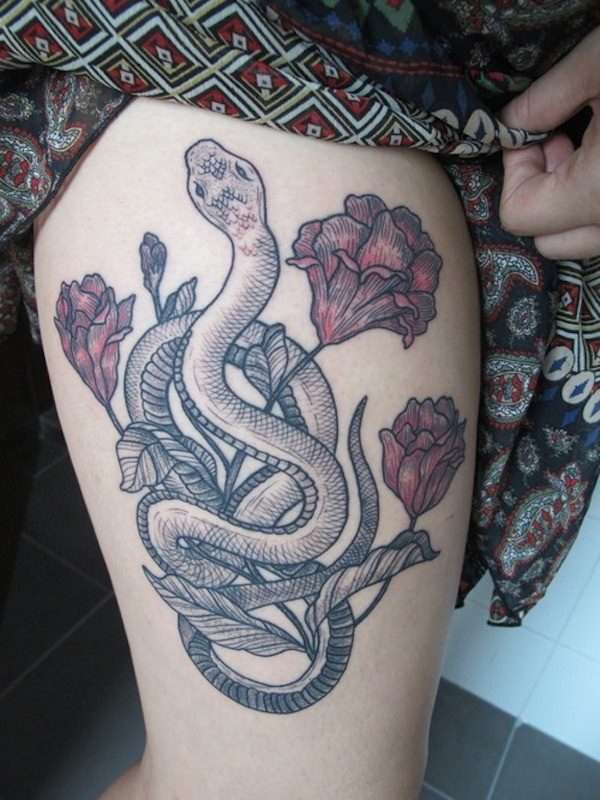 Tatuaje de serpiente y claveles rojos