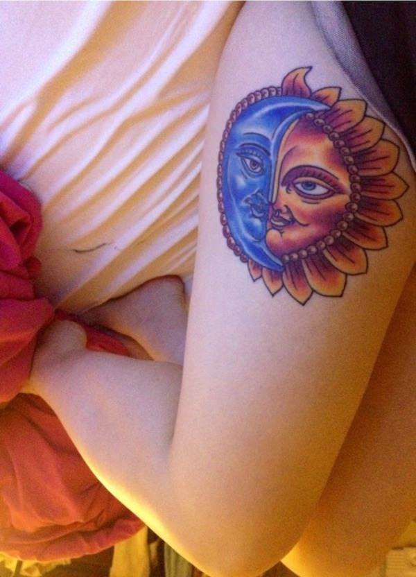 Tatuaje en el muslo, sol y luna