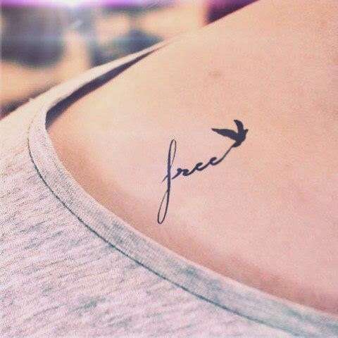 Tatuaje pequeño de palabra y paloma