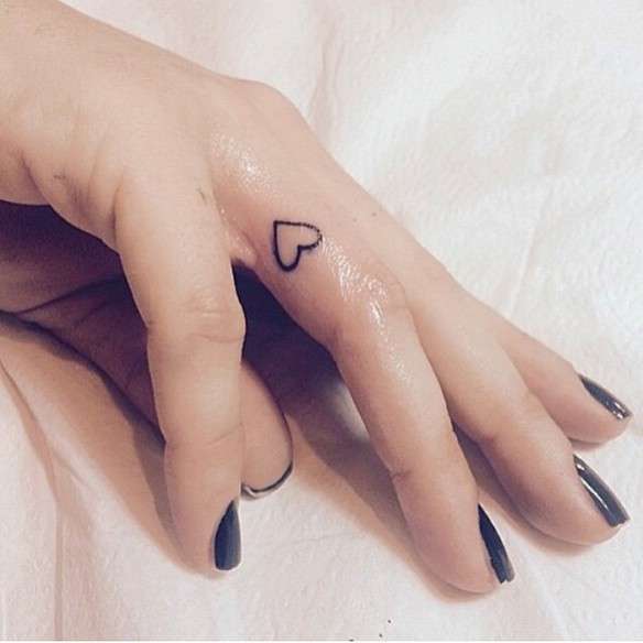 Tatuaje pequeño -corazón en dedo anular