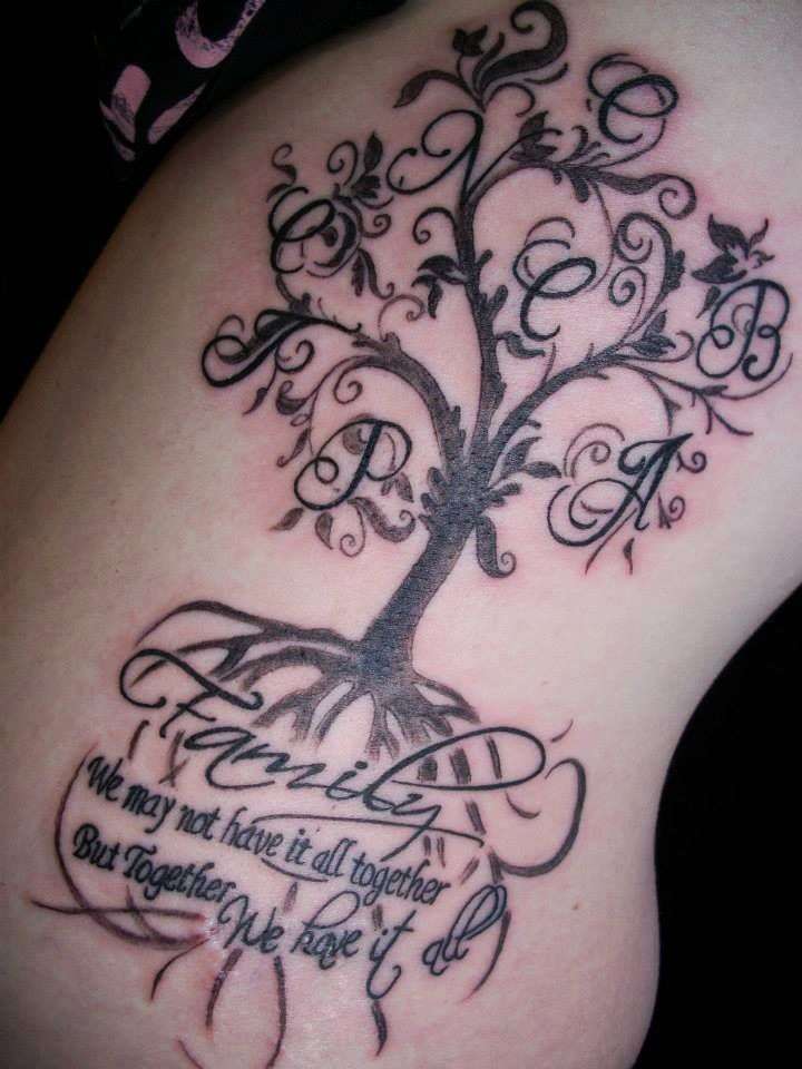 Tatuaje de árbol genealógico con iniciales