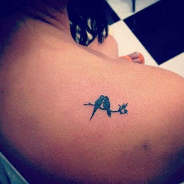 Tatuaje pequeño - dos aves en una rama