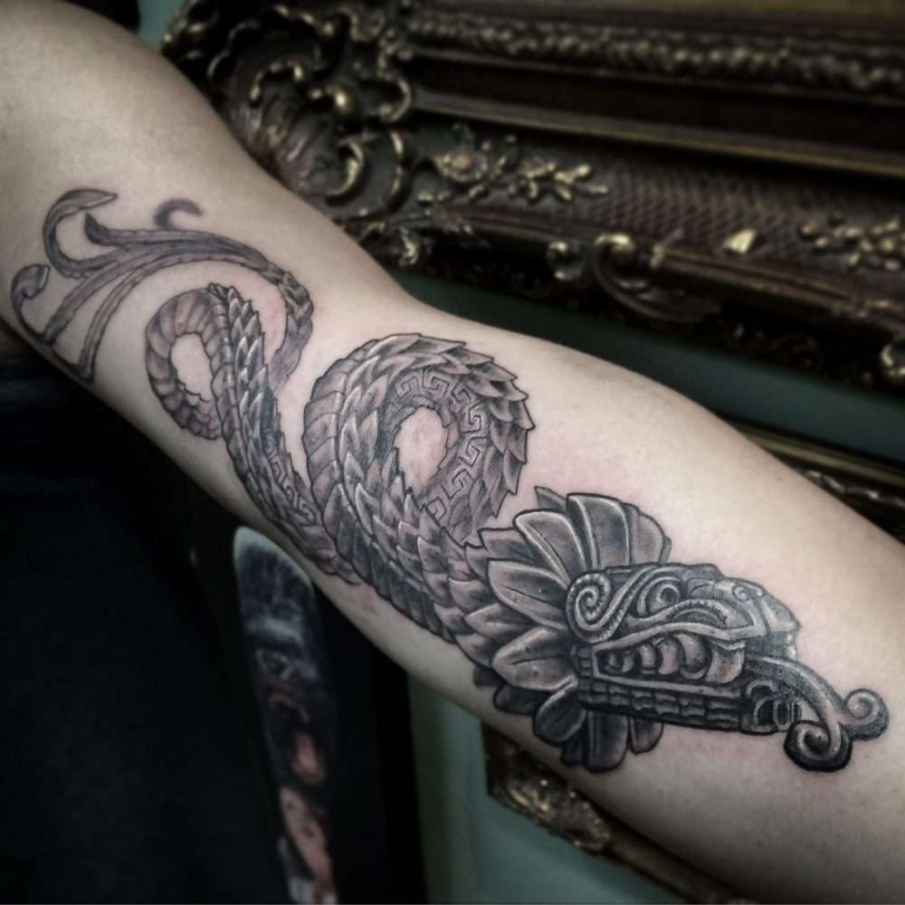 Tatuaje de Quetzalcoatl en brazo