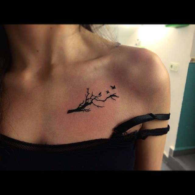 Tatuaje pequeño - rama y aves volando