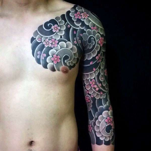 Tatuaje de flores de cerezo sobre espirales grises
