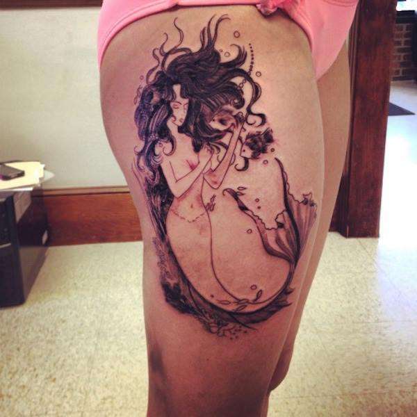 Tatuaje en el muslo: sirena