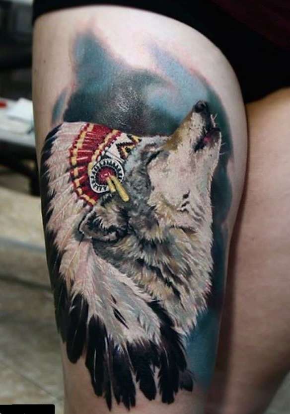 Tatuaje en el muslo: lobo aullando