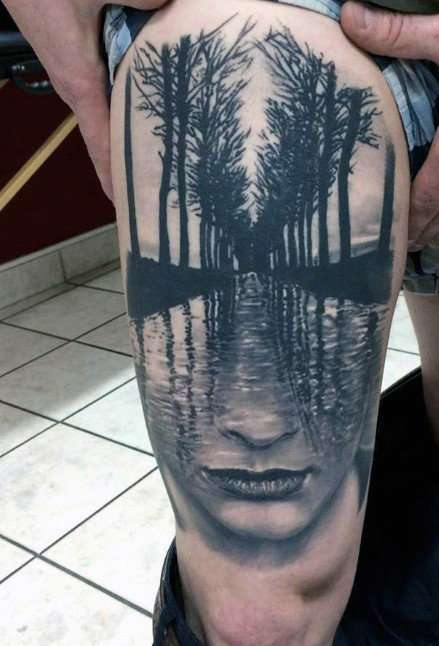 Tatuaje en el muslo - rostro y bosque