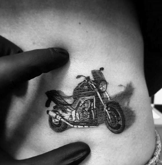 Tatuaje pequeño de motocicleta