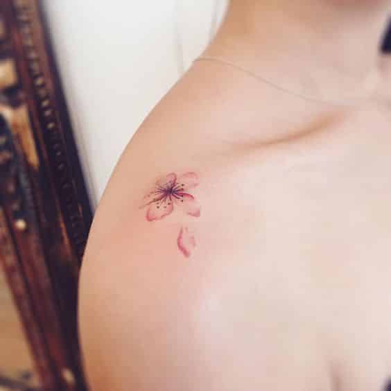 Tatuaje pequeño de flor de cerezo