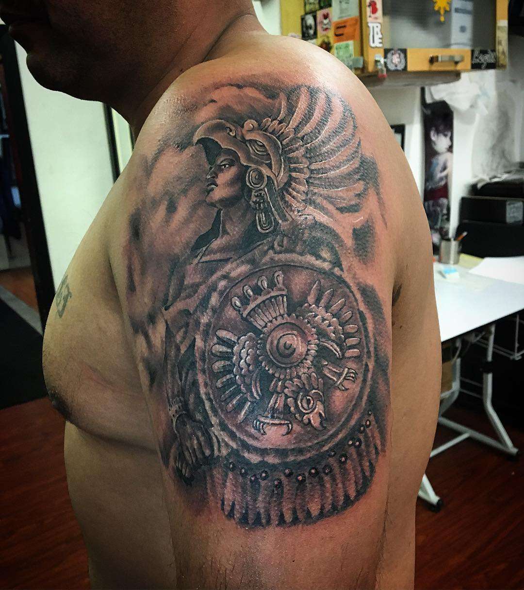 Tatuaje de guerrero azteca en el brazo