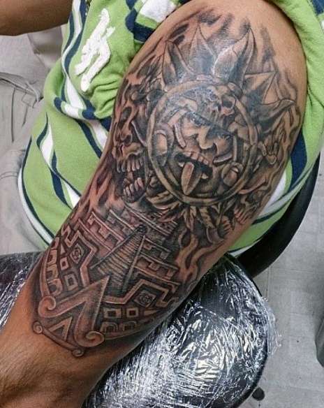 Tatuaje azteca sol y pirámide