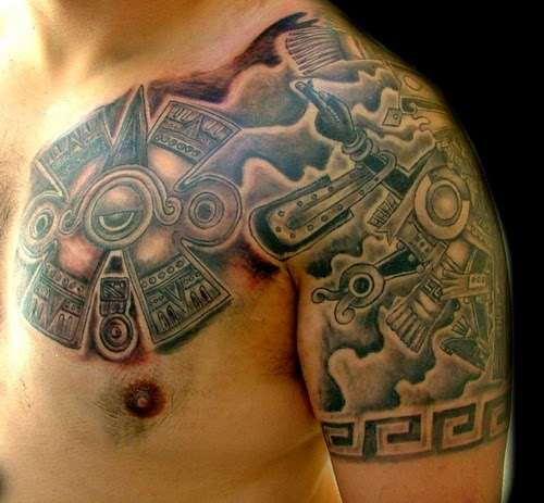 Tatuaje azteca - hombro y pecho