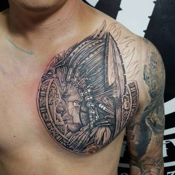 Tatuaje azteca con lanza y plumas